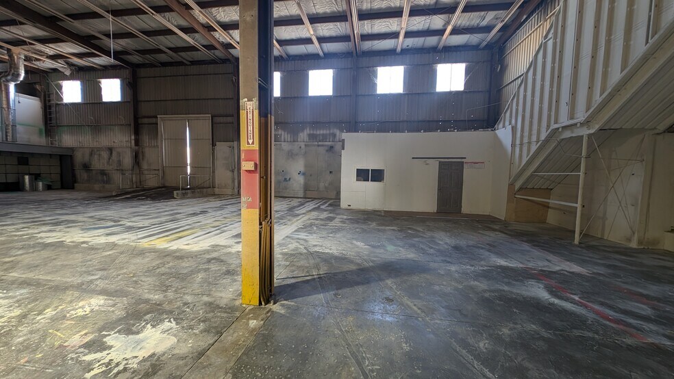 More Photos Of 900-912 E 1st St, Pomona Manufacturing For Lease