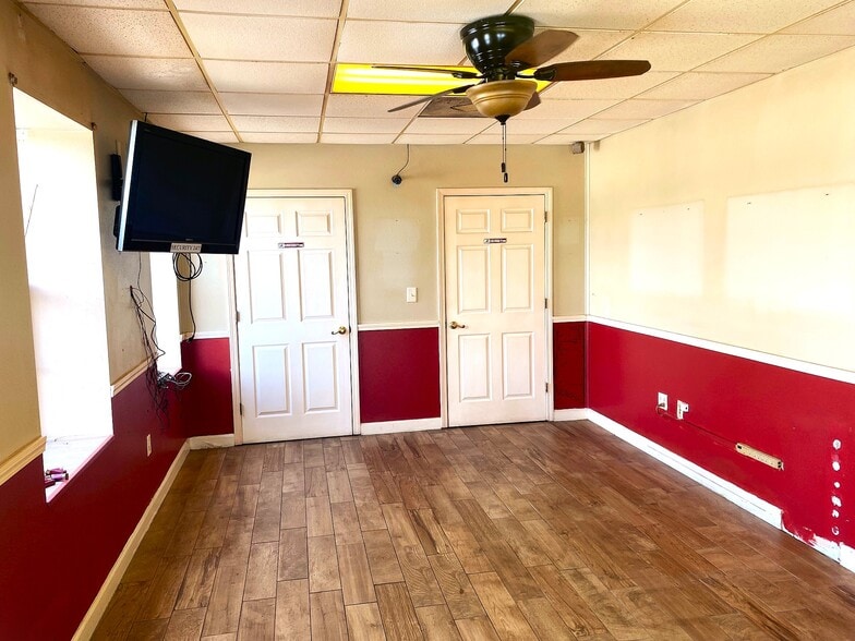More Photos Of 19924 Chestnut Dr, Foley Showroom For Lease