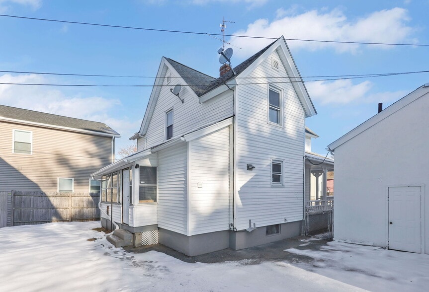 More Photos Of 142 Dickinson St, Springfield Flex For Sale