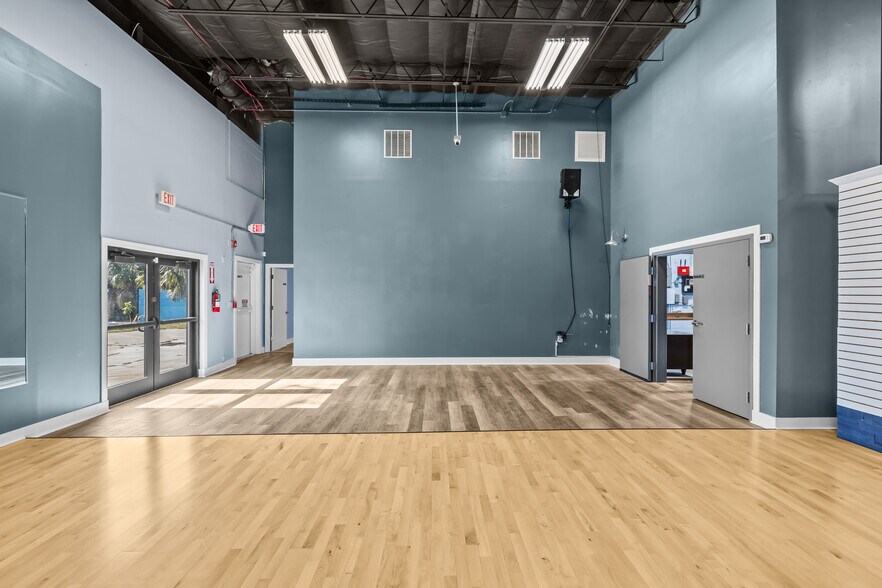 More Photos Of 3350 Tyrone Blvd N, Saint Petersburg Freestanding For Lease