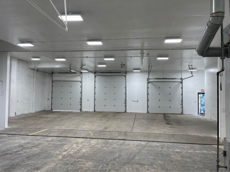 More Photos Of 210 Chestnut St, Sterling Showroom For Lease