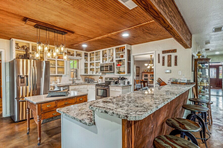 More Photos Of 703 Spring St, Granbury Lodge Meeting Hall For Sale