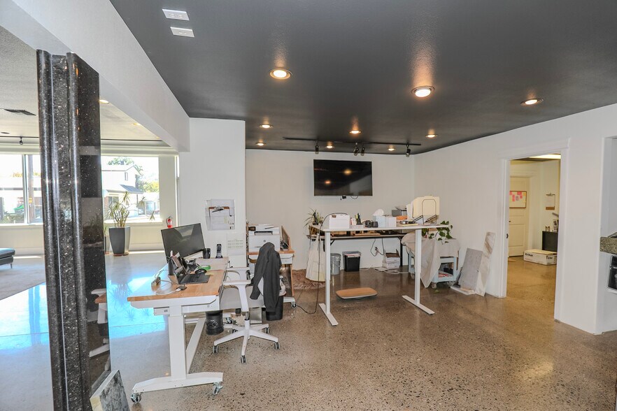 More Photos Of 403 NE Winchester St, Roseburg Freestanding For Sale