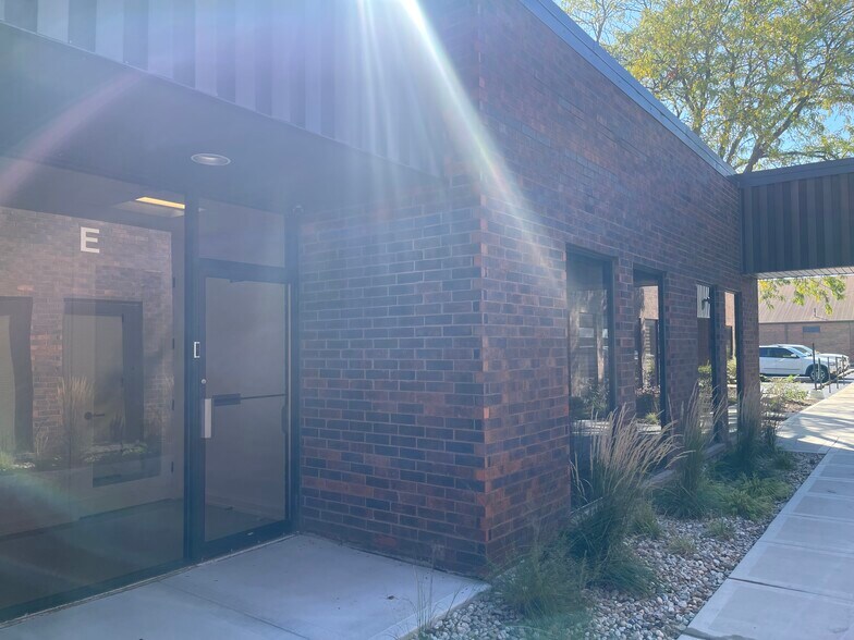 More Photos Of 11 W College Dr, Arlington Heights Flex For Sale