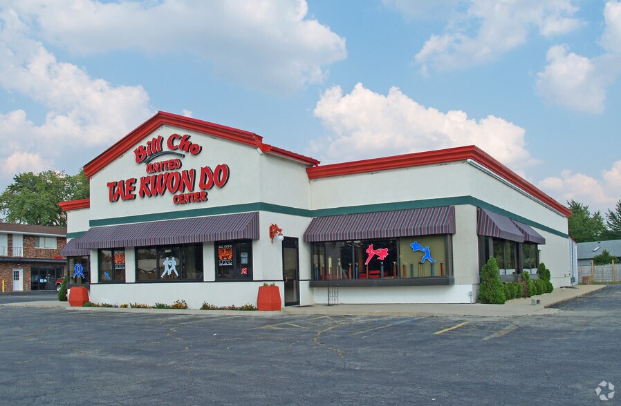 Primary Photo Of 1598 DeKalb Ave, Sycamore Restaurant For Sale