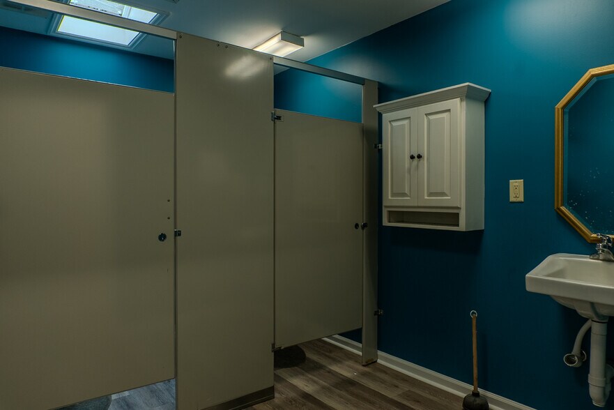 More Photos Of 6504 Burlington Rd, Whitsett Manufacturing For Lease