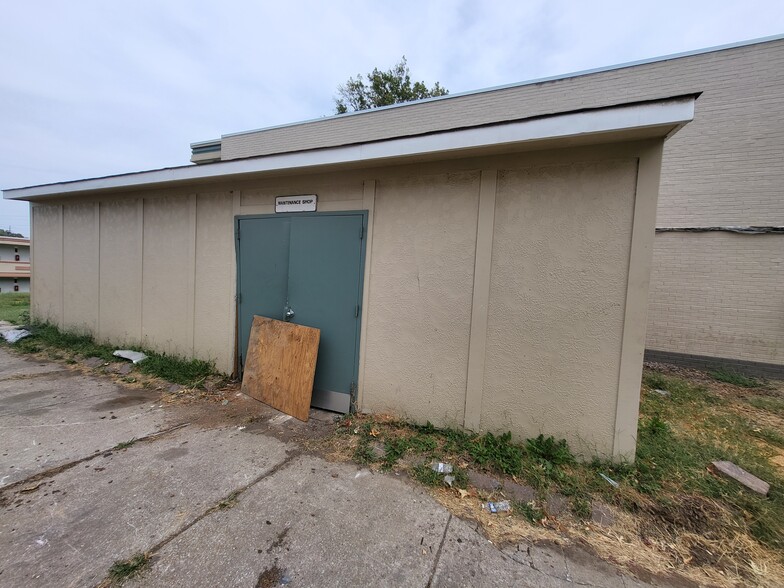More Photos Of 7350 N Hanley Rd, Hazelwood Hotel For Sale