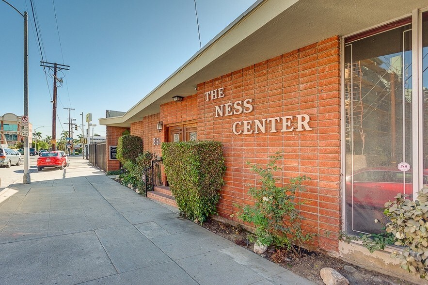 Primary Photo Of 8512 Whitworth Dr, Los Angeles Loft Creative Space For Lease