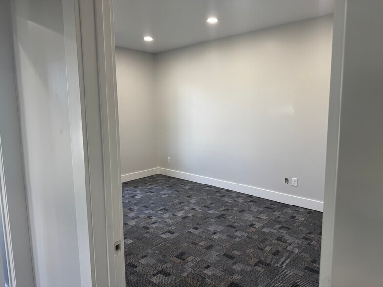 More Photos Of 2533 Roy Rd, Pearland Office For Lease