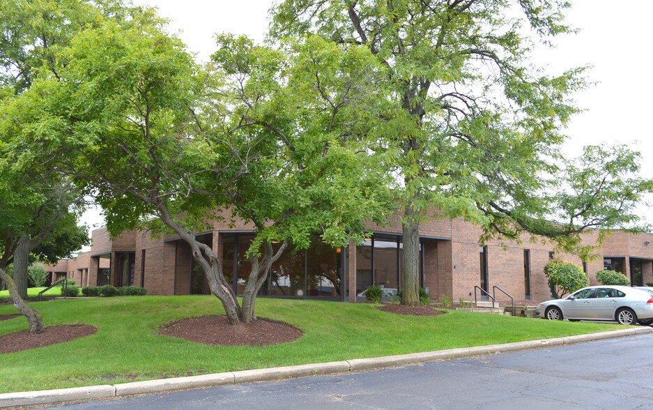 More Photos Of 1050-1098 N Tower Ln, Bensenville Flex For Lease