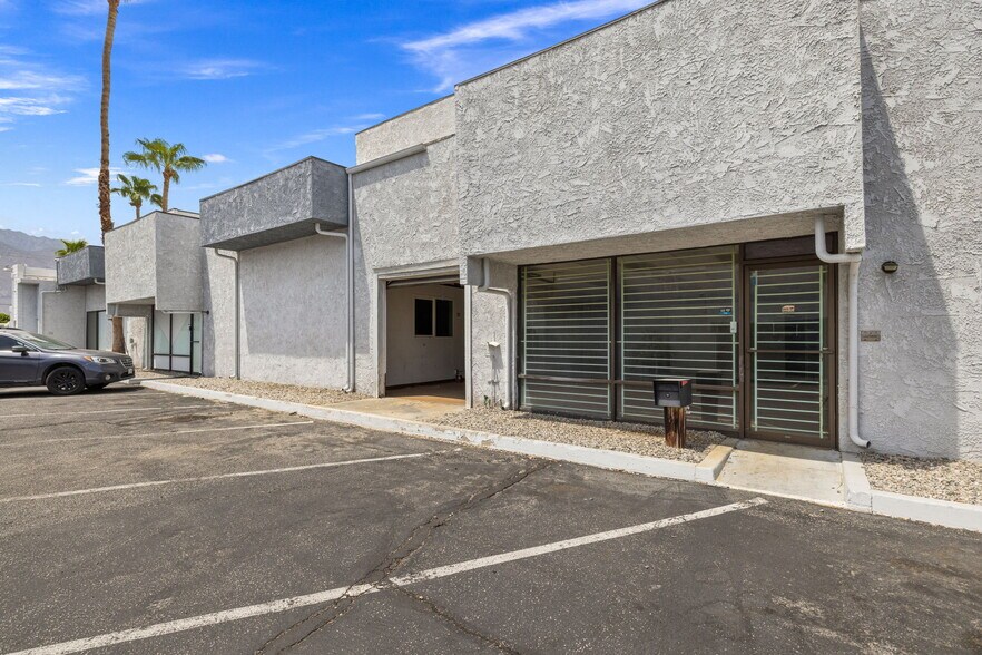 More Photos Of 800 S Vella Rd, Palm Springs Warehouse For Lease