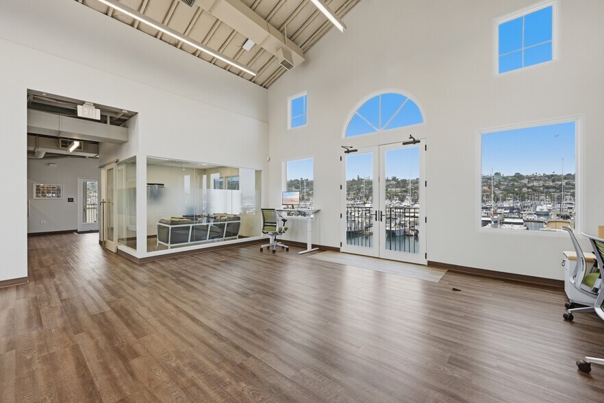 More Photos Of 1551 Shelter Island Dr, San Diego Hotel For Lease