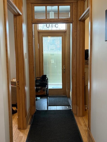 More Photos Of 510-512 Décarie Boul, Saint-Laurent Loft Creative Space For Sale