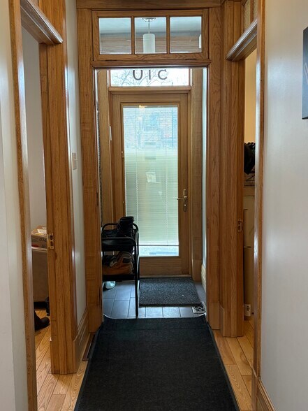 More Photos Of 510-512 Décarie Boul, Saint-Laurent Loft Creative Space For Sale