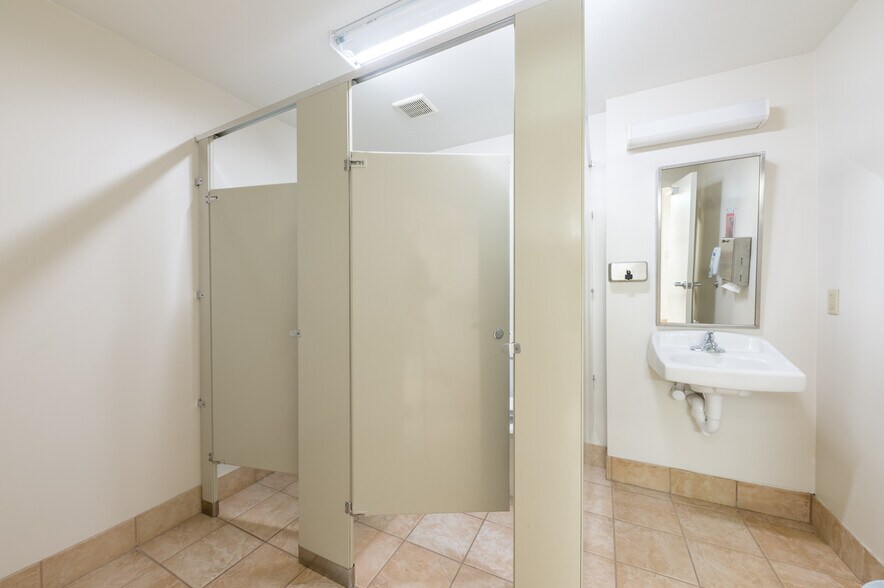 More Photos Of 11 Chenoweth Dr, Bridgeport Office For Lease