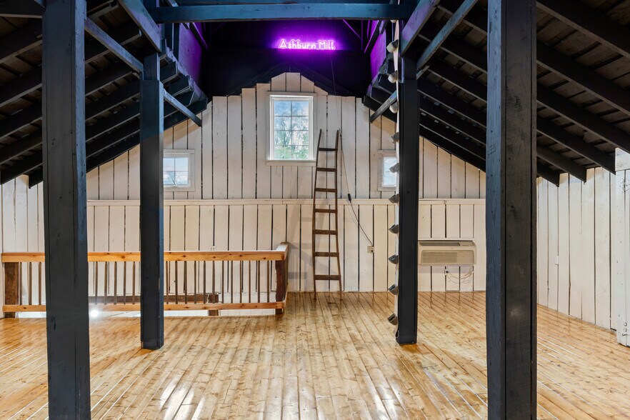 More Photos Of 20704 Ashburn Rd, Ashburn Unknown For Lease