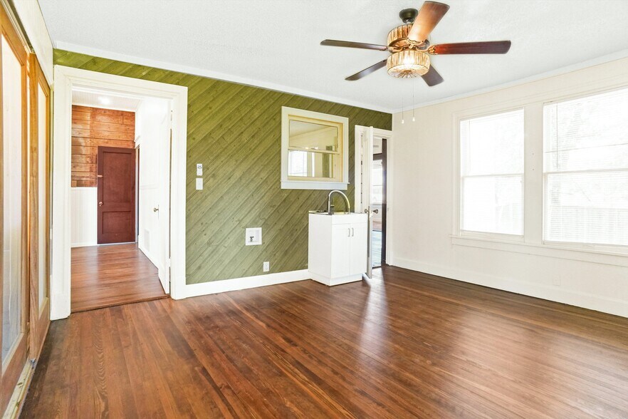 More Photos Of 1116 Lamar Ave, Paris Office For Sale