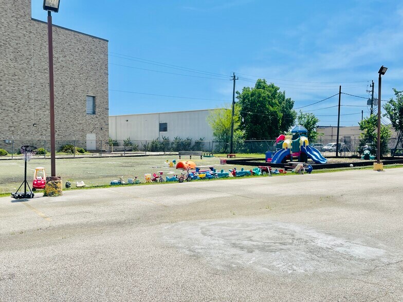 More Photos Of 7338 McHenry St, Houston Storefront Retail Office For Sale