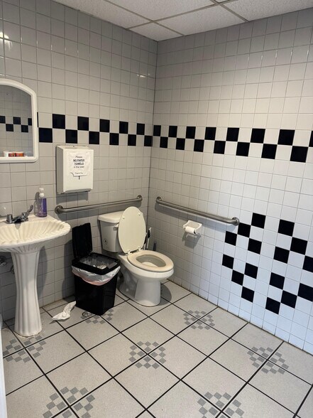 More Photos Of 301 S Air Depot Blvd, Midwest City Freestanding For Sale