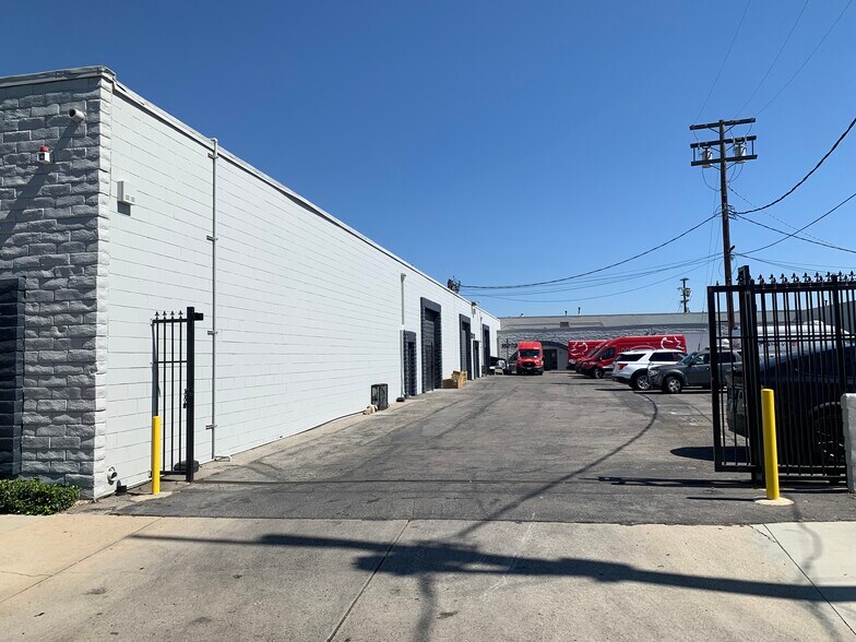 More Photos Of 15823 1/2 Stagg St, Van Nuys Warehouse For Lease