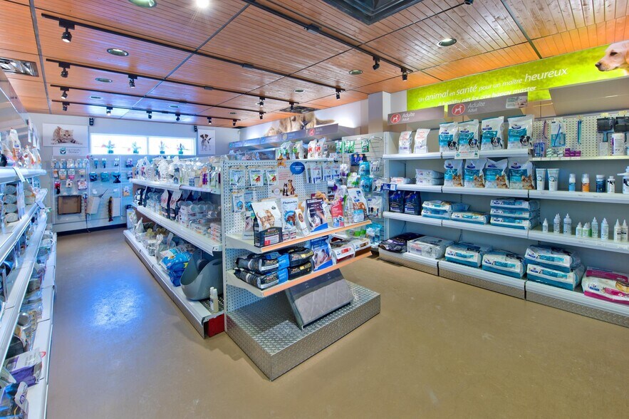 More Photos Of 11400 Boul Gouin E, Montréal Veterinarian Kennel For Sale