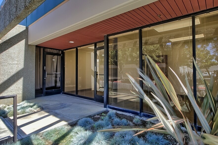 More Photos Of 1937 Goodyear Ave, Ventura Warehouse For Lease