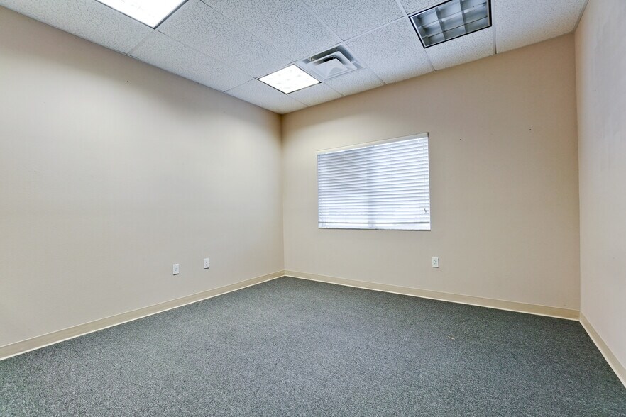 More Photos Of 2940-2946 University Pky, Sarasota Office For Lease