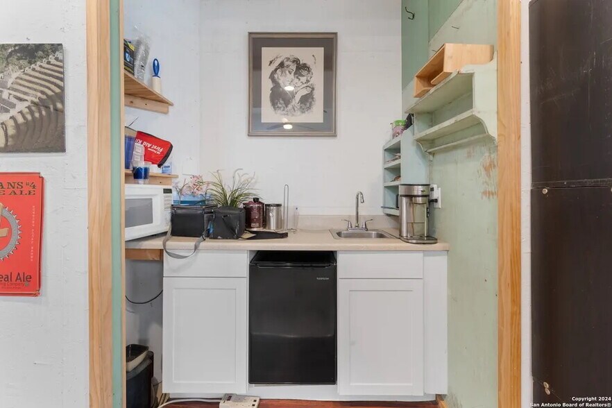 More Photos Of 2323 Buena Vista St, San Antonio Freestanding For Sale