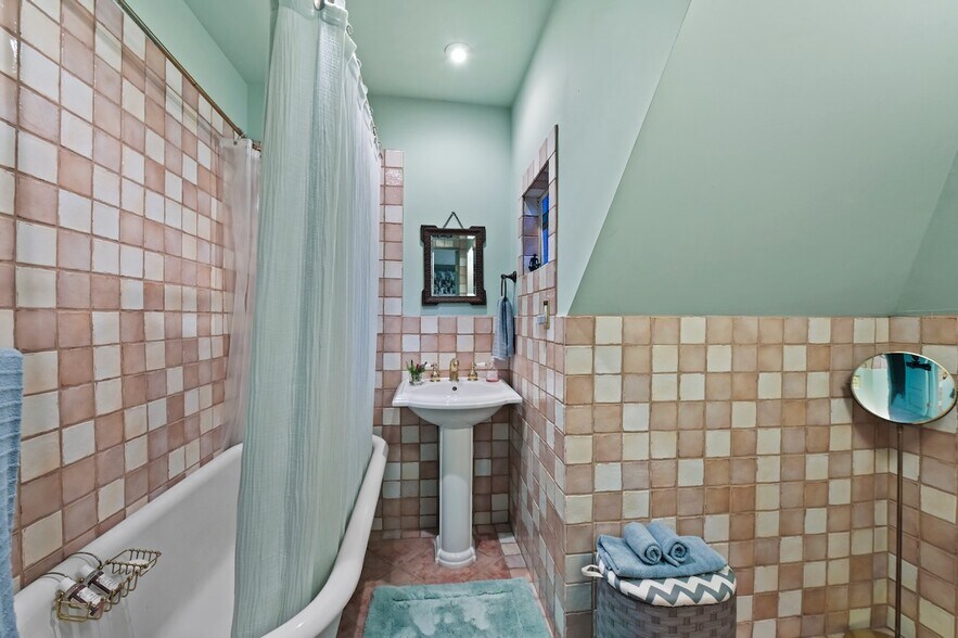 More Photos Of 3532 S Fulton Ave, Hapeville Lodge Meeting Hall For Sale