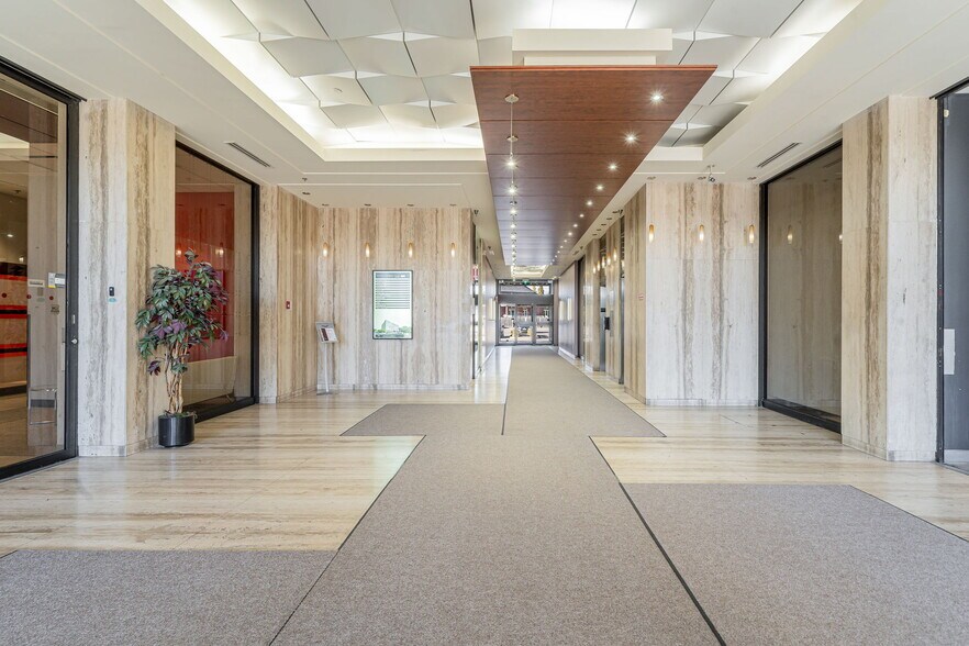 More Photos Of 3131 Boul de la Concorde E, Laval Coworking Space