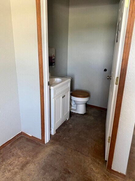 More Photos Of 1002 Commerce Dr, Lindsay Light Manufacturing For Sale