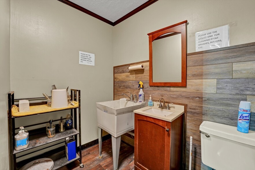 More Photos Of 1904 W Emory Rd, Powell Light Manufacturing For Sale