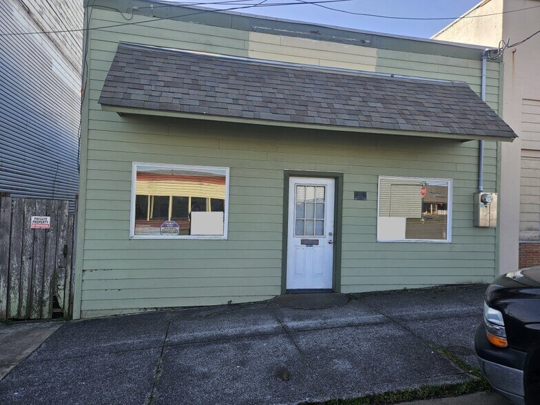 Primary Photo Of 714 SW Hurbert St, Newport General Retail For Sale
