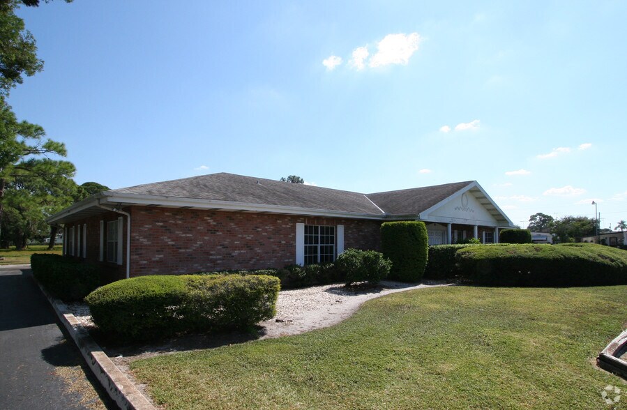 More Photos Of 5827 14th St, Bradenton Funeral Home For Sale