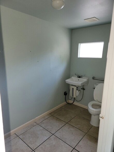 More Photos Of 38 SE Ocean Blvd, Stuart Storefront Retail Office For Lease