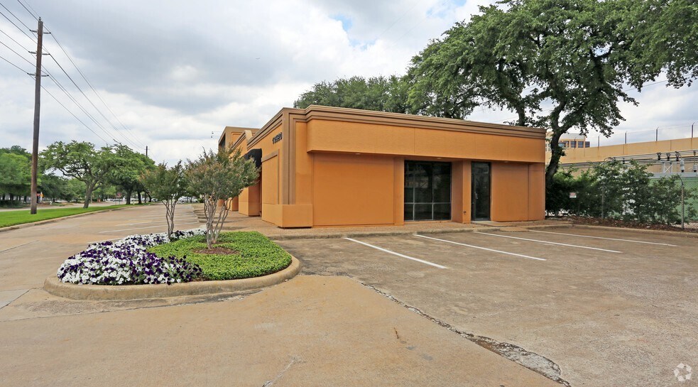 More Photos Of 13520 Dallas Pky, Dallas Unknown For Lease