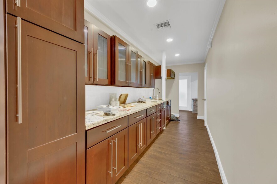 More Photos Of 224 NE 32nd Ct, Oakland Park Warehouse For Sale