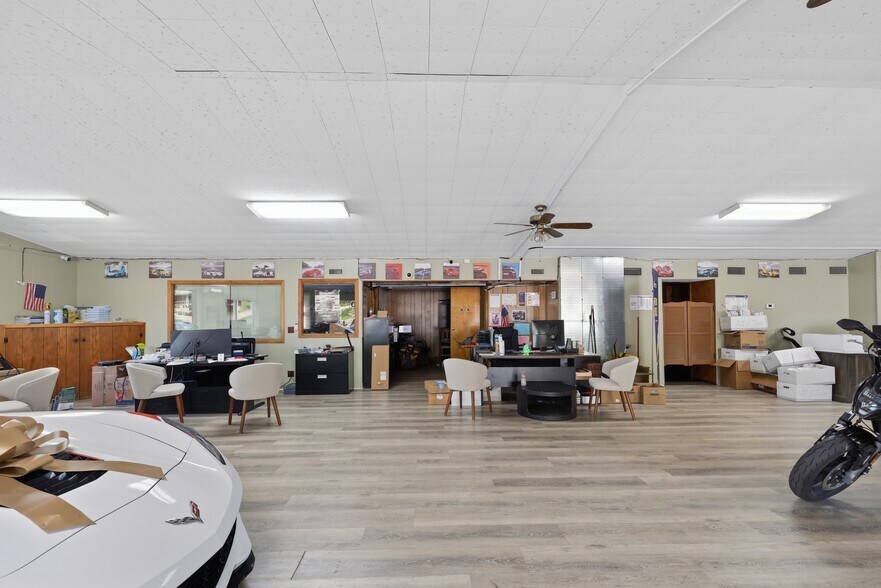 More Photos Of 621 Green Blvd, Aurora Auto Dealership For Sale