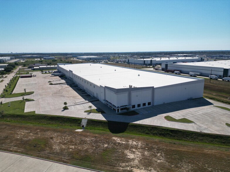 More Photos Of 7737 Cherokee Rd, Katy Distribution For Lease