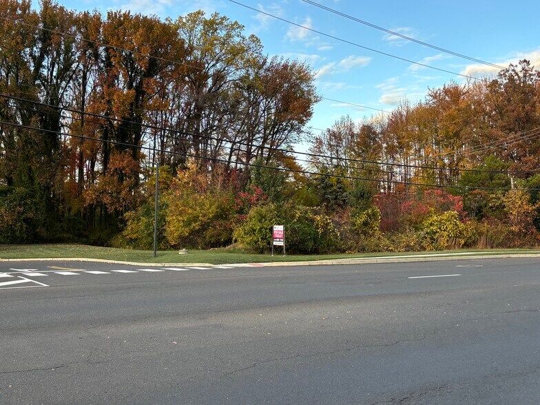 More Photos Of 1660 Big Oak road, Langhorne Office For Lease