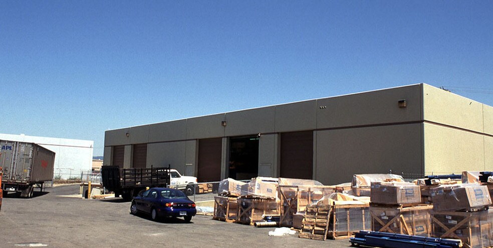 More Photos Of 2070-2074 Farallon Dr, San Leandro Light Manufacturing For Lease
