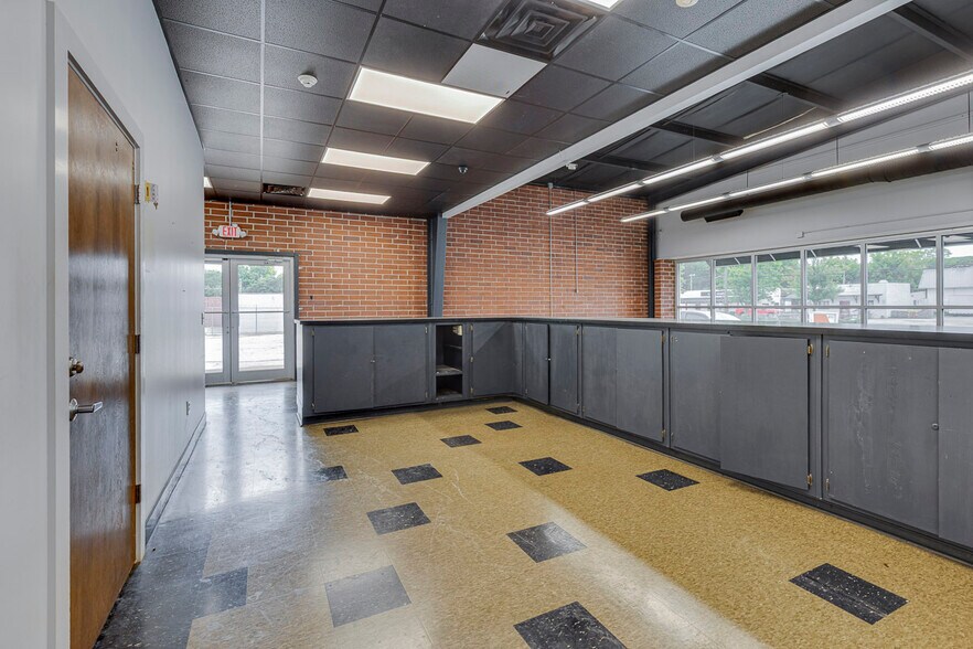 More Photos Of 211 N Pleasantburg Dr, Greenville Light Manufacturing For Sale
