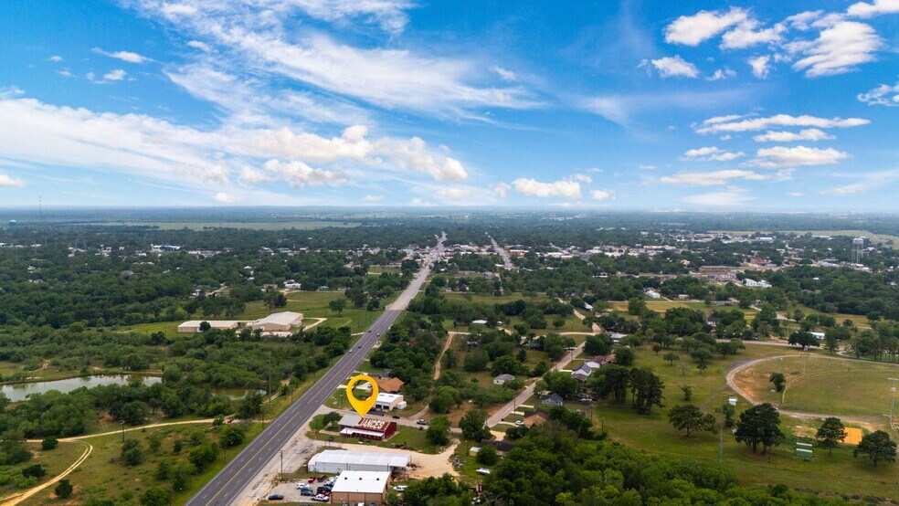 More Photos Of 805 N Magnolia Ave, Luling Flex For Sale