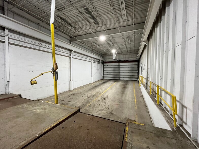 More Photos Of 333 W Washington Blvd, Mundelein Manufacturing For Sale