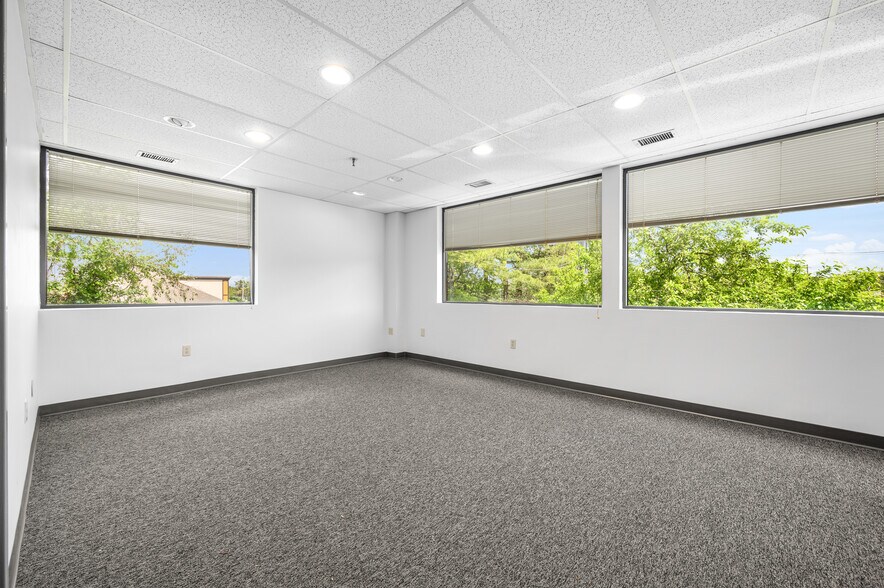 More Photos Of 55 Accord Park Dr, Rockland Office For Lease