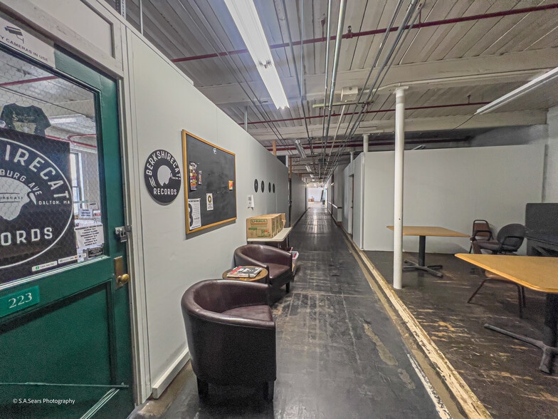 More Photos Of 63 Flansburg Ave, Dalton Flex For Sale