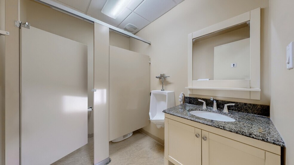 More Photos Of 121 Robinson St, Markham Office For Sale