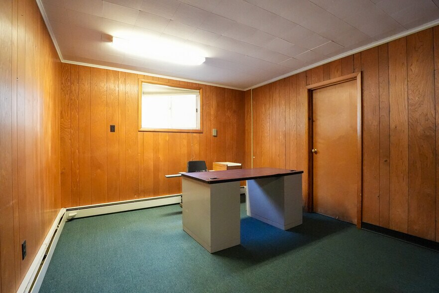 More Photos Of 277 Division St N, North Tonawanda Office For Sale