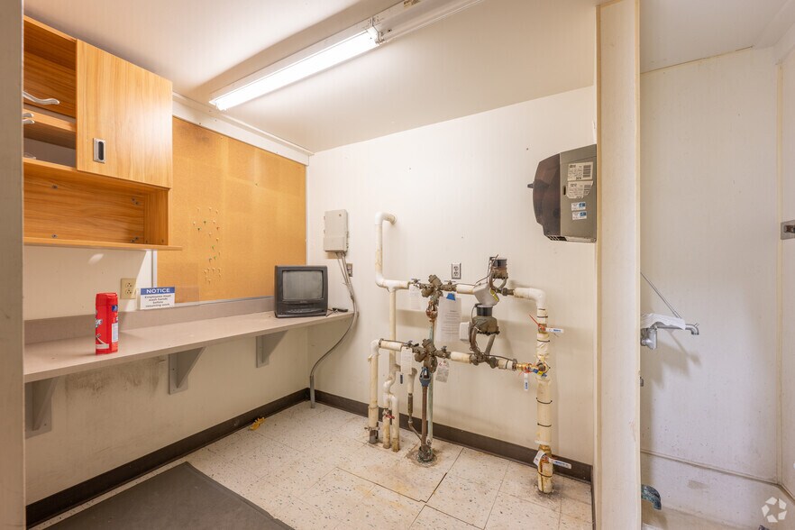 More Photos Of 735 N Water St, Uhrichsville General Retail For Sale