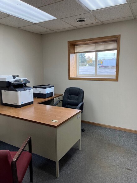 More Photos Of 1304 Central Ave E, Clarion Showroom For Sale